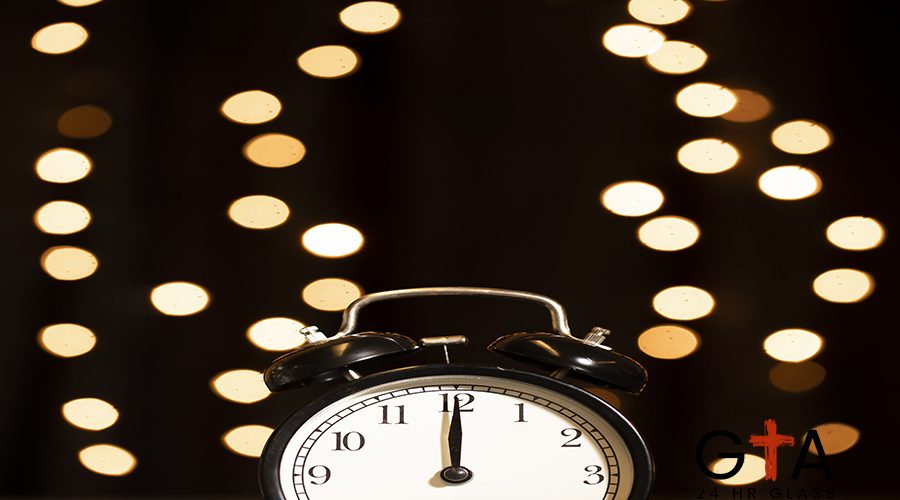 clock-with-golden-lights-new-year-night